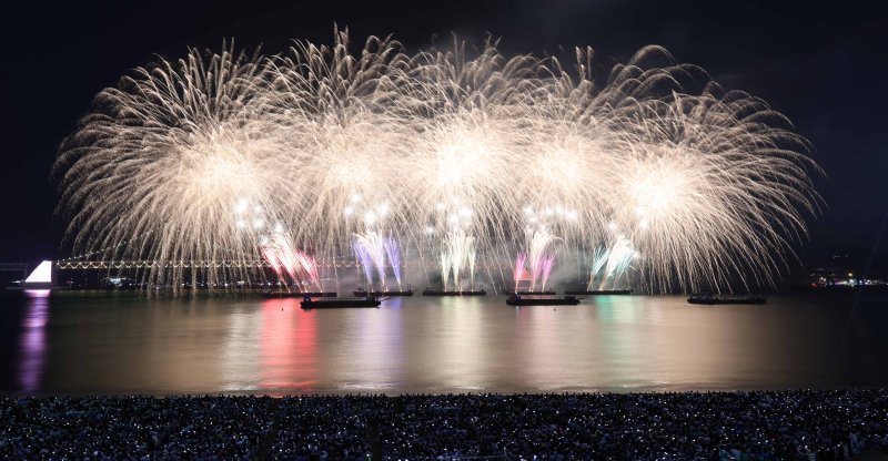'제18회 부산불꽃축제'가 열린 4일 부산 수영구 광안리해수욕장 일대에서 광안대교를 배경으로 화려한 불꽃쇼가 연출되고 있다. 뉴시스 제공