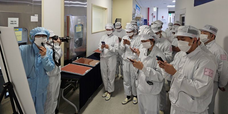 삼성전기 관계자가 기자들을 대상으로 생산공정에 대한 설명을 진행하고 있다. 삼성전기 제공