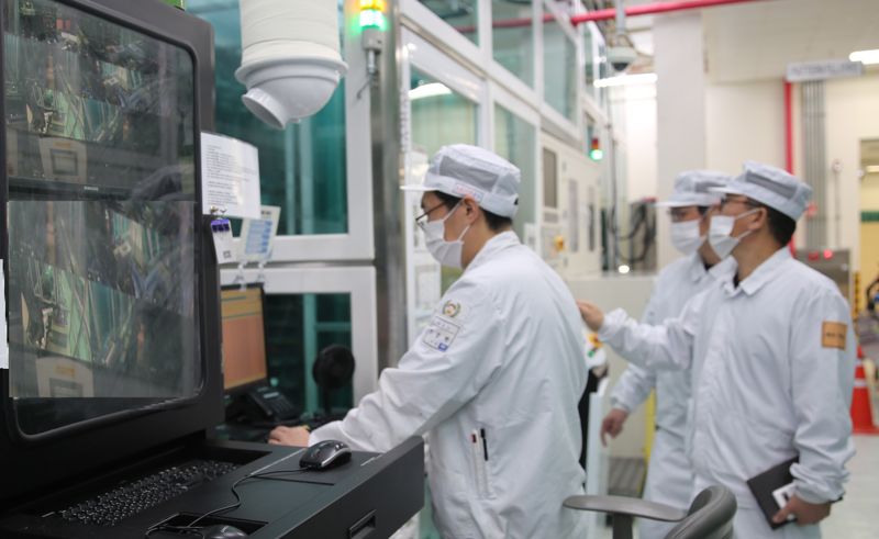 삼성전기 세종사업장의 임직원들이 공정설비를 관리하고 있다. 삼성전기 제공