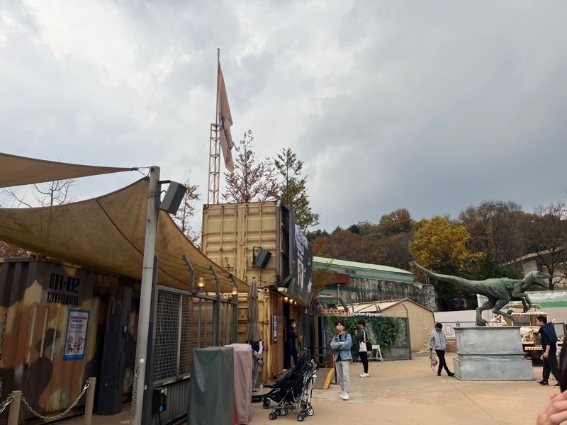 지난 3일 방문한 용인 에버랜드 '2023 게임문화축제(GCF)' 행사 현장 내 ‘랩터 레인저’의 공간을 재구성해 만든 퀘스트존에서 관람객들이 미션을 풀며 방탈출 게임을 하고 있다.<div id='ad_body2' class='ad_center'></div> 사진=임수빈 기자