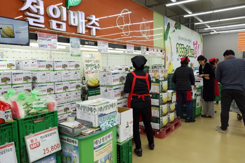 5일 서울시내 대형마트를 찾은 시민들이 김장재료를 구매하고 있다.<div id='ad_body3' class='mbad_bottom' ></div> 사진=박범준 기자