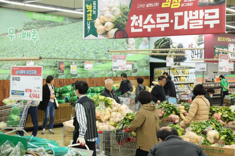 5일 서울시내 대형마트를 찾은 시민들이 김장재료를 구매하고 있다. 사진=박범준 기자