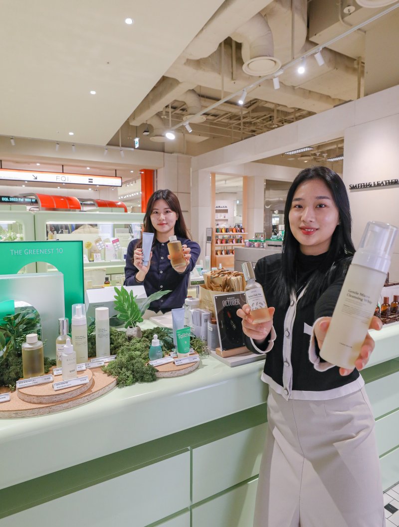 현대백화점 클린뷰티 편집숍 '비클린' 매장에서 직원들이 '더 그리니스트 10' 화장품을 소개하고 있다.(현대백화점 제공)