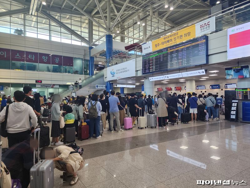 청주국제공항을 통해 해외로 떠나려는 여객들이 국제선 출국 카운터에 길게 줄을 서고 있다. 한국공항공사 제공