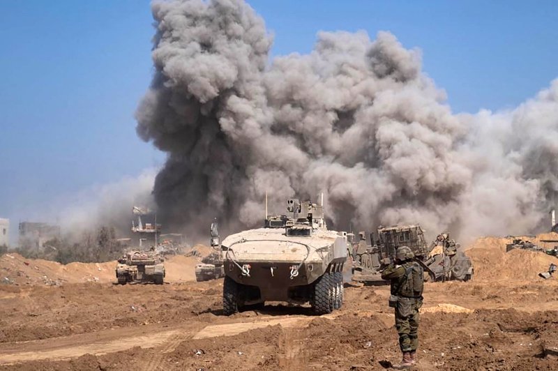 5일(현지시간) 팔레스타인 가자지구에서 이스라엘군 기갑차량들이 작전을 벌이고 있다.AFP연합뉴스