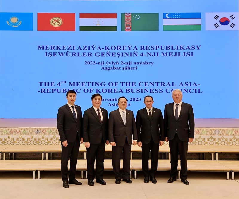 구자열 한국무역협회 회장(왼쪽 세번째)이 지난 2일 투르크메니스탄 아시가바트에서 개최된 '한-중앙아시아 경제협의체 연례회의'에서 기념촬영을 하고 있다. 무협 제공