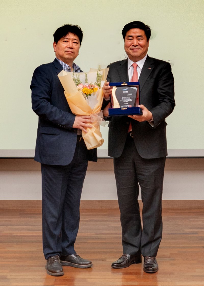 지난 3일 경성대학교에서 열린 '2023년 추계 마케팅통합학술대회'에서 BNK부산은행 노준섭 고객지원본부장(오른쪽)과 한국마케팅관리학회 곽준식 회장이 수상 후 기념촬영을 하고 있다. BNK부산은행 제공