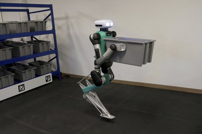 세계 최대 상거래 기업 아마존이 자사의 물류창고에서 사용하기 시작한 미국 로봇기업 어질리티 로보틱스의 로봇 '디짓'(Digit). 디짓은 카메라와 센서를 갖춘 머리와 엔진 역할을 하는 본체로 구성되어 있다. /사진=AP연합뉴스