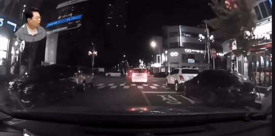 차로를 걷던 남성이 택시 쪽으로 걸어와 차에 근접하자 부딪히는 소리와 함께 순간 차가 덜컹거렸다./사진=유튜브 '한문철TV'
