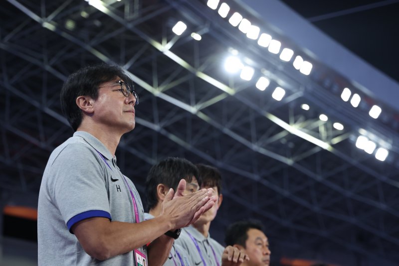 황선홍 감독이 4일 오후 중국 항저우 황룽 스포츠센터 스타디움에서 열린 2022 항저우 아시안게임 남자 축구 대한민국과 우즈베키스탄의 4강전에서 손뼉치고 있다. 2023.10.4/뉴스1 ⓒ News1 민경석 기자