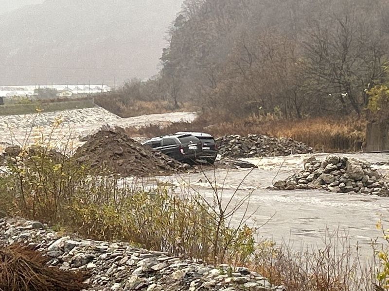 6일 오전 9시27분쯤 인제군 서화면 서화리 하천에 차량이 불어난 물에 고립된 가운데 소방대원에 의해 운전자가 구조됐다. 강원특별자치도소방본부 제공