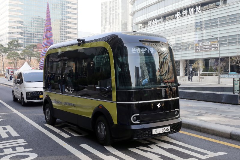 서울시는 청계천과 광장시장 구간을 운행하는 자율주행버스를 관광상품으로 운영하는 ‘K자율주행 관광상품화 사업’을 추진한다. 뉴시스