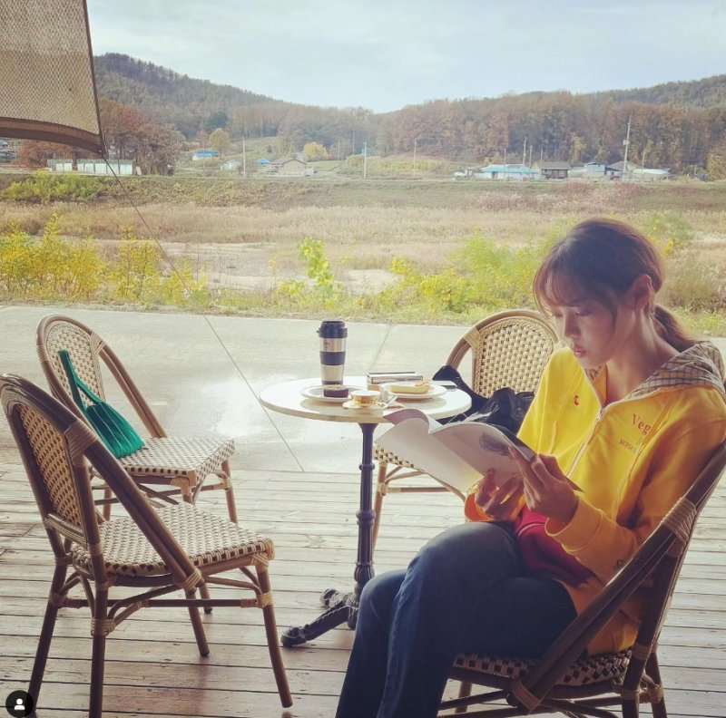 '이혼' 안현모, 카페 독서 포착…평화로운 가을 일상