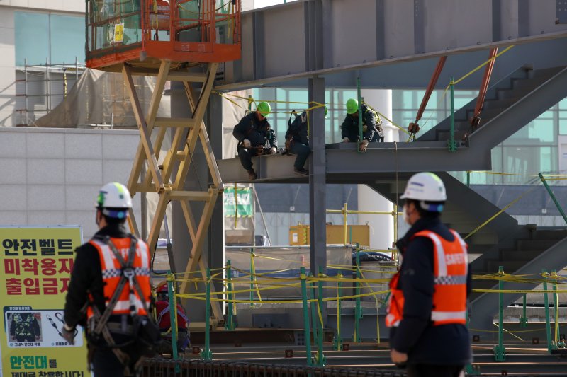 인천국제공항 제2터미널 4단계 건설사업 현장에서 근로자들이 작업을 하는 모습. 자료사진. 뉴시스