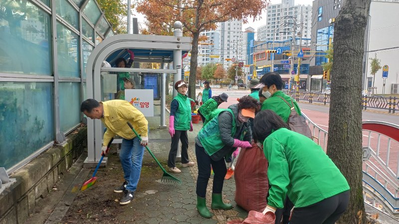 삼문동 새마을부녀회가 버스승강장에서 환경정비를 하고 있다. (사진=밀양시 제공) *재판매 및 DB 금지