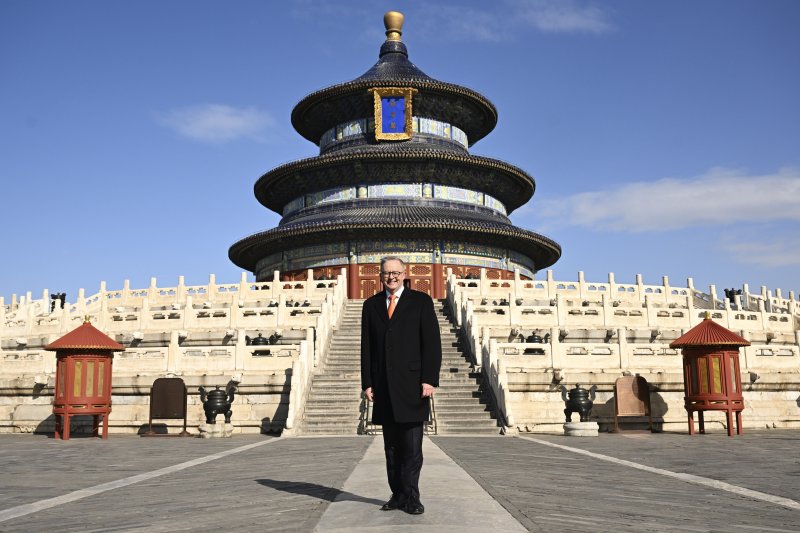 앤서니 앨버니지 호주 총리가 6일 중국 베이징의 천단공원을 방문해 기념 촬영하고 있다. /사진=AP 뉴시스화상