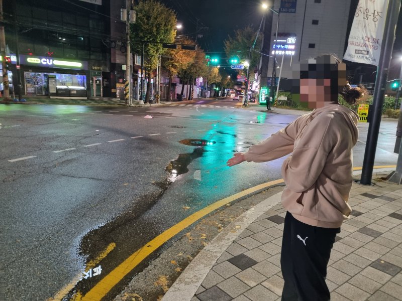 6일 오후 11시께 경기 의정부시 가능동 한 사거리에서 만난 대학생 A씨(22)가 김길수 검거 당시 상황을 설명하고 있다. 김길수는 이날 오후 9시20분께 공중전화를 이용하다 경찰의 위치추적에 걸려 붙잡혔다.2023.11.06./뉴스1 양희문 기자 /사진=뉴스1