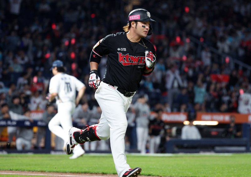 3일 오후 경남 창원시 마산회원구 양덕동 창원NC파크에서 열린 프로야구 '2023 신한은행 SOL KBO 포스트시즌' 플레이오프 4차전 NC 다이노스와 kt 위즈의 경기 1회초 1사 주자 1,3루 상황 kt 박병호가 1타점 안타를 날린 뒤 1루를 향해 달리고 있다. 2023.11.3/뉴스1 ⓒ News1 박정호 기자