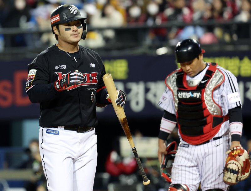 11일 오후 서울 송파구 잠실야구장에서 열린 프로야구 '2022 신한은행 SOL KBO리그' kt 위즈와 LG 트윈스의 경기, 9회초 1사 주자없는 상황 kt 대타 박병호가 1루수 파울플라이 아웃으로 물러나며 아쉬워하고 있다. 2022.10.11/뉴스1 ⓒ News1 이동해 기자