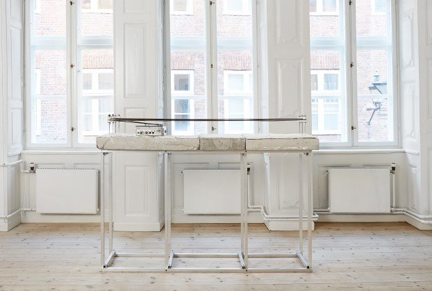 오웬 폴 아무어_Transient Simulation, 2013, 도자 (도기와 자기), 콘크리트, 알루미늄, 아연 도금, 스틸, 자기 테이프, 아날로그 테이프 머신, 129x183x50cm. *재판매 및 DB 금지