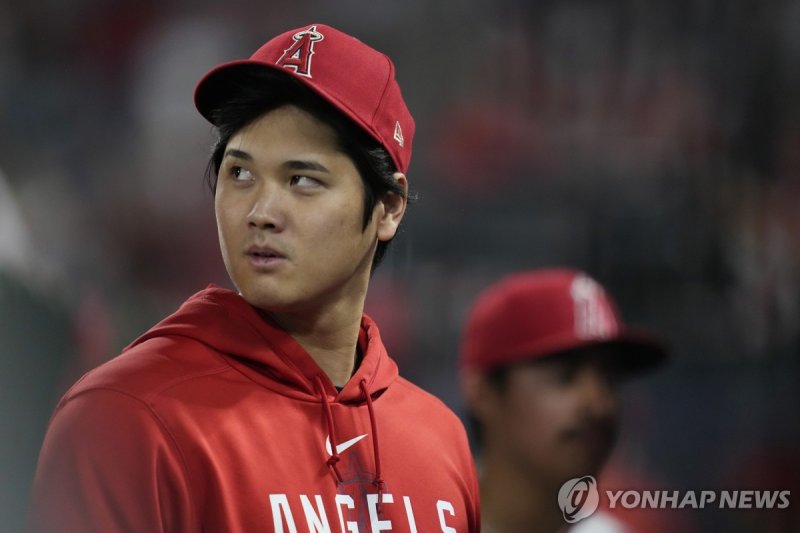 오타니 FILE - Los Angeles Angels' Shohei Ohtani walks in the dugout during the ninth inning of the team's baseball game against the Detroit Tigers in Anaheim, Calif., Sept. 16, 2023. Ohtani, Cody Bellinger, Jordan Montgomery, Blake Snell and Aaron Nola were among the 130 players who became free agents 