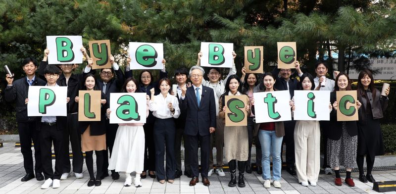 7일 최진식 중견련 회장(앞줄 왼쪽 다섯 번째)이 환경부의 '바이바이 플라스 챌린지' 영상을 촬영후 중견련 임직원들과 기념촬영을 하고 있다. 중견련 제공.