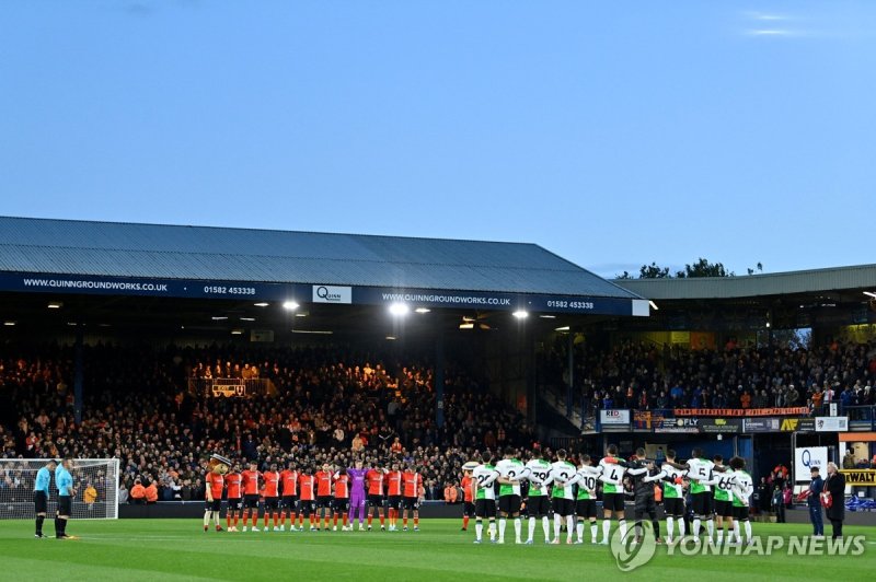 루턴타운과 리버풀의 경기 Players observe a minute's silence for Remembrance Day ahead ofthe English Premier League football match between Luton Town and Liverpool at Kenilworth Road in Luton, north of London on November 5, 2023. (Photo by JUSTIN TALLIS / AFP) / RESTRICTED TO EDITORIAL USE. No use with unauthor