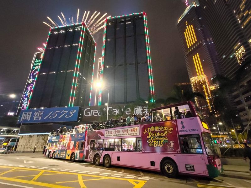 인력거에서 영감을 받은 디자인의 홍콩의 오픈탑 버스. 홍콩관광청 제공