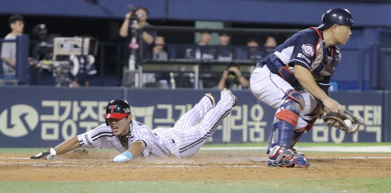 [서울=뉴시스] 김금보 기자 = 31일 서울 송파구 잠실야구장에서 열린 2023 프로야구 두산 베어스 대 LG 트윈스의 경기, 8회말 1사 만루 LG 박동원 스퀴즈 번트 때 3루 주자 최승민이 슬라이딩 홈인 하고 있다. 2023.08.31. kgb@newsis.com