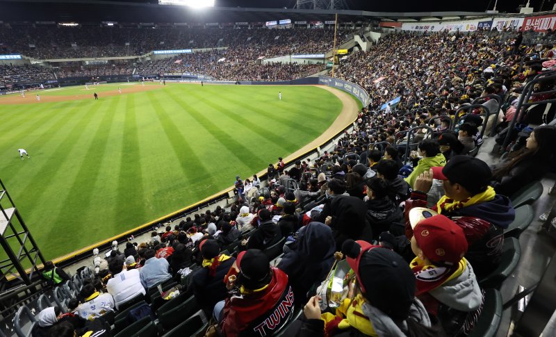 [서울=뉴시스] 황준선 기자 = 7일 2023 KBO 포스트시즌 한국시리즈 1차전 LG 트윈스와 KT 위즈 경기가 열린 서울 송파구 잠실야구장이 관중으로 가득하다. 한국야구위원회(KBO)는 잠실야구장 2만3천750석이 이날 오후 1시 30분에 모두 팔렸다고 밝혔다. 2023.11.07. hwang@newsis.com <저작권자ⓒ 공감언론 뉴시스통신사. 무단전재-재배포 금지.> /사진=뉴시스화상