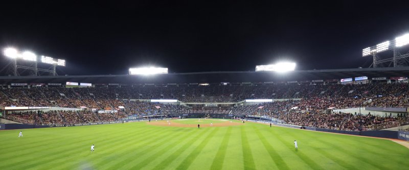 [서울=뉴시스] 황준선 기자 = 7일 2023 KBO 포스트시즌 한국시리즈 1차전 LG 트윈스와 KT 위즈 경기가 열린 서울 송파구 잠실야구장이 관중으로 가득하다. 한국야구위원회(KBO)는 잠실야구장 2만3천750석이 이날 오후 1시 30분에 모두 팔렸다고 밝혔다. 2023.11.07. hwang@newsis.com <저작권자ⓒ 공감언론 뉴시스통신사. 무단전재-재배포 금지.> /사진=뉴시스화상