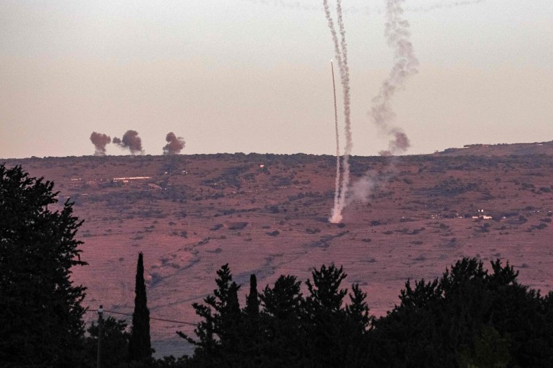이달 7일(현지시간) 레바논 남부에서 이스라엘 북부를 향해 로켓이 발사되고 있다.AFP연합뉴스