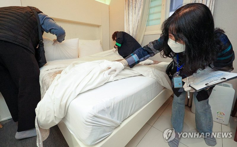 '빈대 예방' 특별 위생점검 실시 구로구 '빈대 예방' 특별 위생점검 실시 (서울=연합뉴스) 김도훈 기자 = 7일 오후 서울 구로구의 한 숙박업소에서 구로구 공무원 및 명예공중위생감시원이 현장 위생점검을 하고 있다. 구로구는 빈대로 인한 구민 피해를 막기 위해 오는 30일까지 관내 숙박업소 및 목욕탕 130여 곳에 대한 위생점검을 실시한다. 2023.11.7 superdoo82@yna.co.kr (끝)