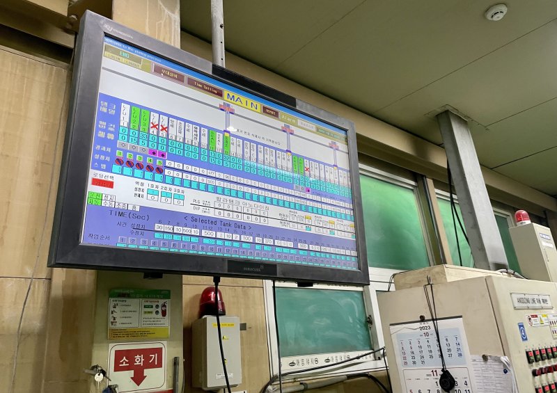 사진은 인천 남동산단에 위치한 파버나인 본사 내부에 설치된 모니터에 장비 활용 현황이 나타난다. ⓒ News1 이민주 기자
