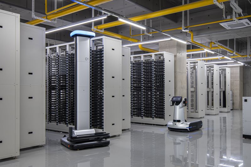 세종특별자치시에 위치한 네이버 두 번째 데이터센터 ‘각 세종’에서 서버실을 관리 및 운영하는 가로, 세로 로봇의 모습. 네이버 제공