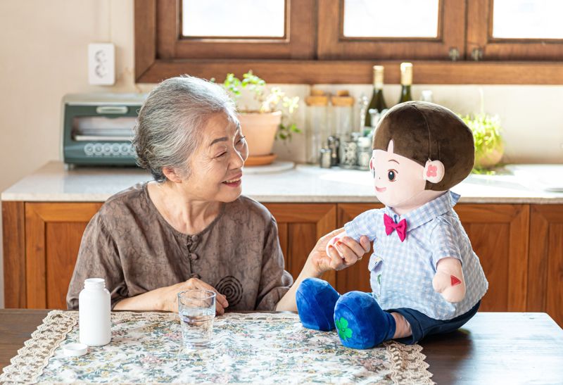 반려로봇으로 어르신 건강 살피는 전남도...취약계층 독거노인 1100명에게 보급