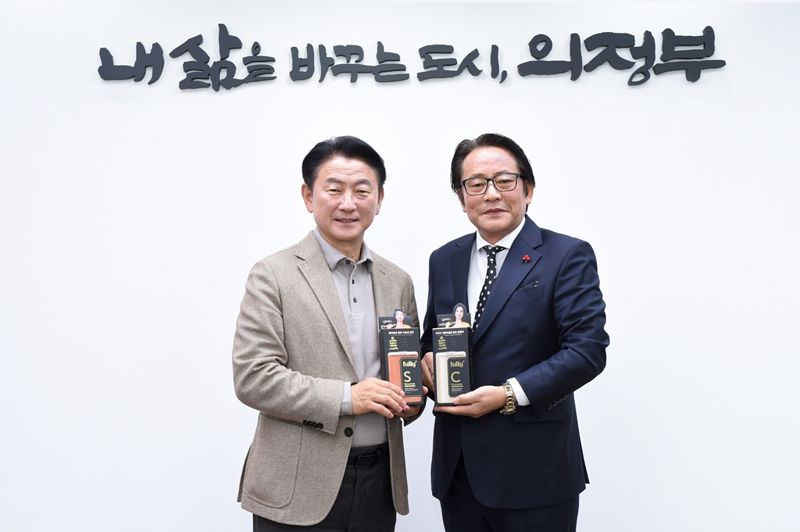 100일간 사랑 릴레이에 동참안 이계진 풀리뷰티 대표(오른쪽)와 김동근 의정부시장이 기념촬영을 하고 있다. /의정부시 제공