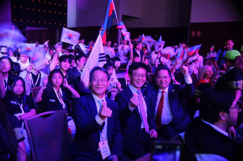 주파나마대한민국 정진규 대사(앞줄 왼쪽 2번째)와 삼성전자 중남미 총괄장 조홍상 부사장(앞줄 왼쪽 3번째)이 7일(현지시간) 파나마 컨벤션 센터에서 열린 월드 로봇 올림피아드(WRO)에 참석해 한국 대표로 출전한 학생들을 응원하고 있다. 삼성전자 제공