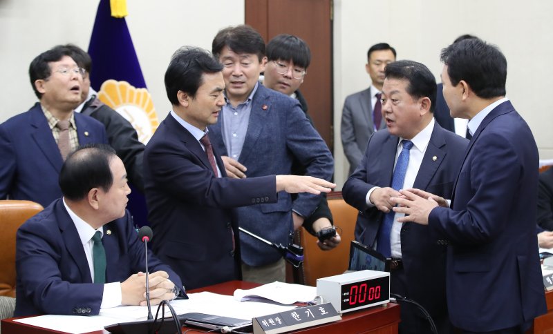 국방위, 고성 끝 파행…與 "보이콧 통보해와" vs 野 "그런 적 없어"