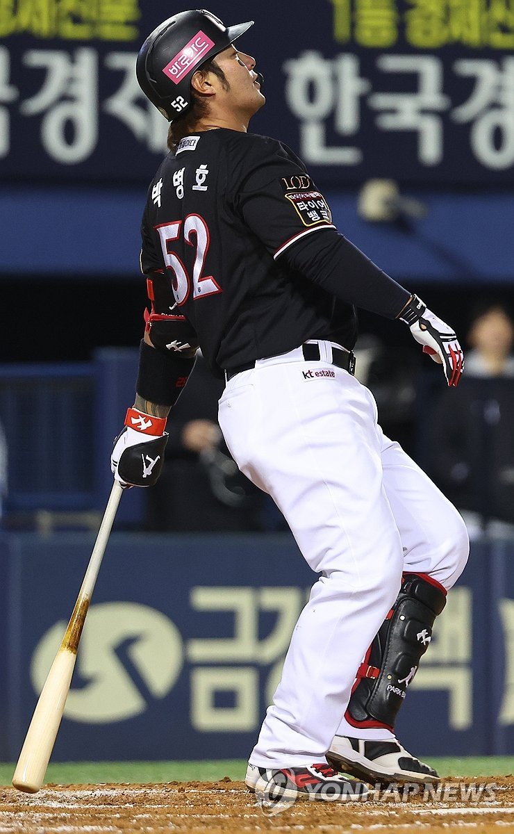 박병호 삼진 박병호 삼진 (서울=연합뉴스) 김도훈 기자 = 7일 서울 잠실야구장에서 열린 2023 KBO 한국시리즈 1차전 kt 위즈와 LG 트윈스의 경기. 4회초 무사 1,2루 kt 박병호가 삼진아웃 당한 뒤 아쉬워하고 있다. 2023.11.7 superdoo82@yna.co.kr (끝)