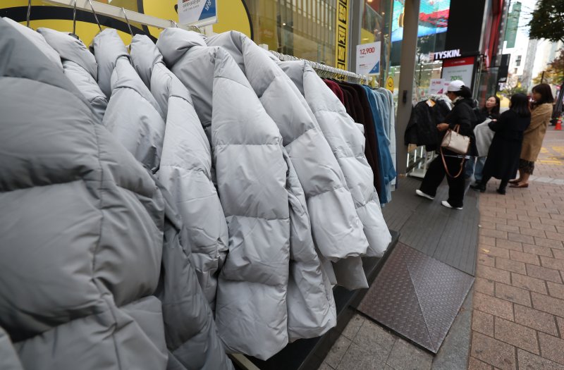 겨울의 시작을 알리는 입동(立冬)인 지난해 11월 8일 서울 명동 거리에서 시민들이 겨울 옷을 고르고 있다. 뉴스1