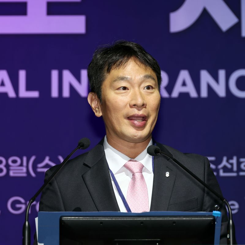 제16회 국제보험산업심포지엄이 본사 주최로 8일 서울 중구 웨스틴조선호텔에서 열렸다. 이복현 금융감독원 원장이 축사를 하고 있다. 사진=서동일 기자