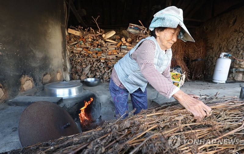 [사진톡톡] 겨울이 오는 풍경…아궁이 불 피우는 마을 입동…아궁이 불 피우는 마을 (밀양=연합뉴스) 김동민 기자 = 절기 '입동'인 8일 경남 밀양시 부북면 용포마을 구옥이(89) 씨 댁에서 구 씨가 아궁이에 들깨대로 불을 피우고 있다. 이날 밀양지역 기온은 2도에서 18도를 나타냈다. 2023.11.8 image@yna.co.kr (끝)