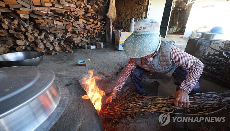 [사진톡톡] 겨울이 오는 풍경…아궁이 불 피우는 마을 입동…아궁이 불 피우는 마을 (밀양=연합뉴스) 김동민 기자 = 절기 '입동'인 8일 경남 밀양시 부북면 용포마을 구옥이(89) 씨 댁에서 구 씨가 아궁이에 들깨대로 불을 피우고 있다. 이날 밀양지역 기온은 2도에서 18도를 나타냈다. 2023.11.8 image@yna.co.kr (끝)