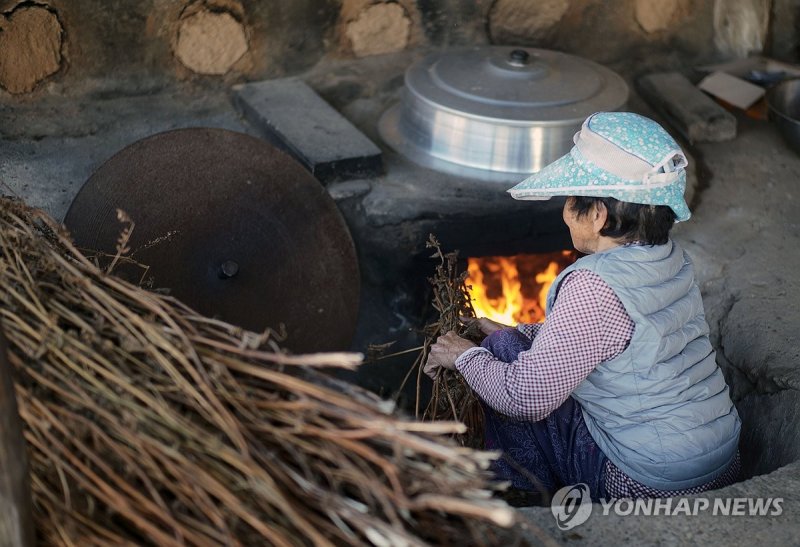 [사진톡톡] 겨울이 오는 풍경…아궁이 불 피우는 마을 입동…겨울 풍경 (밀양=연합뉴스) 김동민 기자 = 절기 '입동'인 8일 경남 밀양시 부북면 용포마을 구옥이(89) 씨 댁에서 구 씨가 아궁이에 들깨대로 불을 피우고 있다. 이날 밀양지역 기온은 2도에서 18도를 나타냈다. 2023.11.8 image@yna.co.kr (끝)