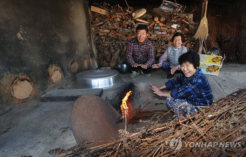 [사진톡톡] 겨울이 오는 풍경…아궁이 불 피우는 마을 겨울을 따뜻하게 (밀양=연합뉴스) 김동민 기자 = 절기 '입동'인 8일 경남 밀양시 부북면 용포마을 구옥이(89) 씨 댁에서 구 씨가 이웃 주민 조경현(74) 씨, 김순자(68) 씨와 함께 아궁이에 들깨대로 불을 피우고 있다. 이날 밀양지역 기온은 2도에서 18도를 나타냈다. 2023.11.8 image@yna.co.kr (끝)