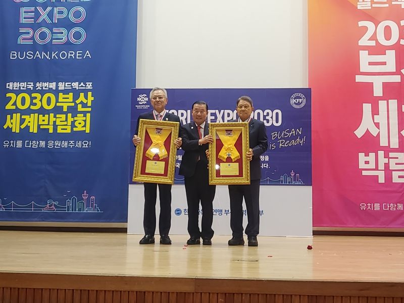 8일 부산진구 부산자유회관 대강당에서 열린 '2030부산세계박람회 유치기원 한국자유총연맹 부산시지부 제57주년 기념식'에서 자랑스러운 연맹인상을 수상한 강병중 넥센 회장(오른쪽)과 신정택 세운철강 회장(왼쪽)이 한국자유총연맹 부산시지부 신한춘 회장과 기념사진을 촬영하고 있다. 한국자유총연맹 부산시지부 제공