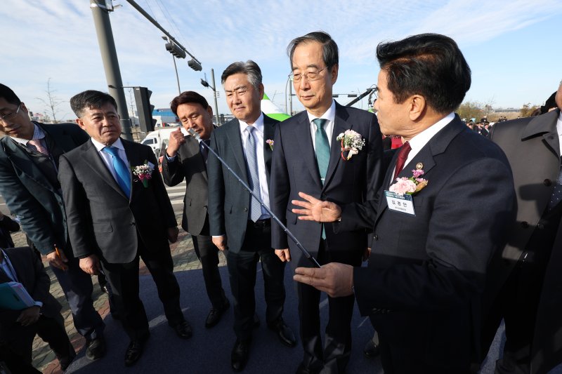 사업 예정지 보고 받는 한덕수 총리 (군산=연합뉴스) 황광모 기자 = 한덕수 국무총리와 내빈들이 8일 오후 전북 군산시 새만금 지구에서 열린 새만금 산단 3공구 착공식에서 김경안 새만금개발청장으로부터 사업 예정지 관련 보고를 받고 있다. 2023.11.8 hkmpooh@yna.co.kr (끝) /사진=연합 지면화상