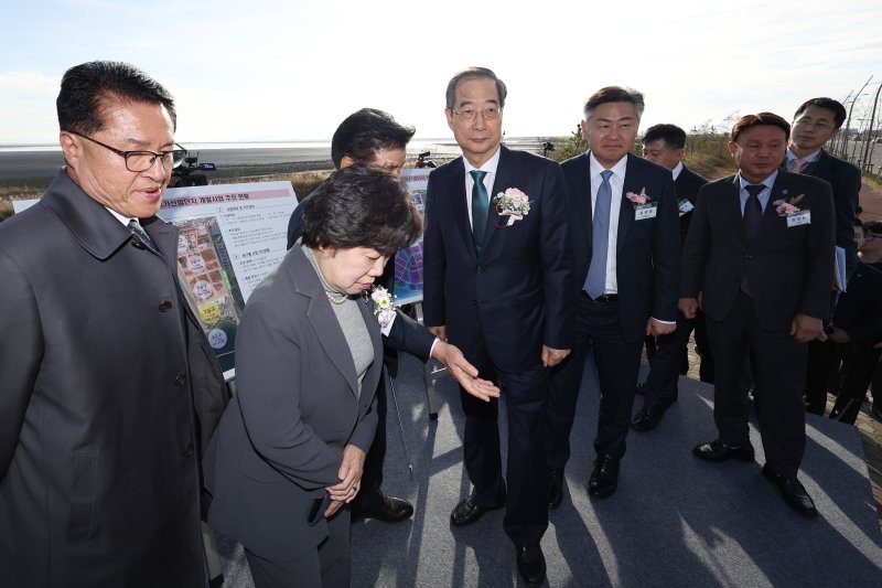 새만금 산단 3공구 착공식 입장하는 한덕수 국무총리 (군산=연합뉴스) 황광모 기자 = 한덕수 국무총리와 내빈들이 8일 오후 전북 군산시 새만금 지구에서 열린 새만금 산단 3공구 착공식에 입장하고 있다. 2023.11.8 hkmpooh@yna.co.kr (끝) /사진=연합 지면화상