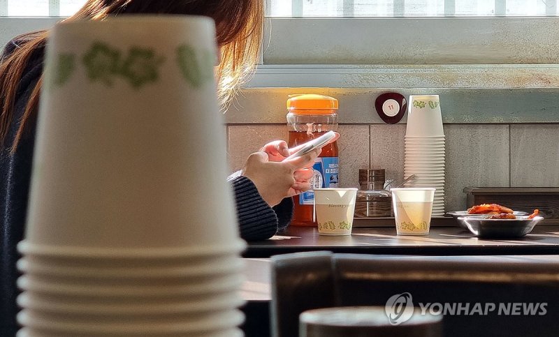 "종이빨대 안 쓰니 좋아" vs "일회용품 부추기는 것 허탈"